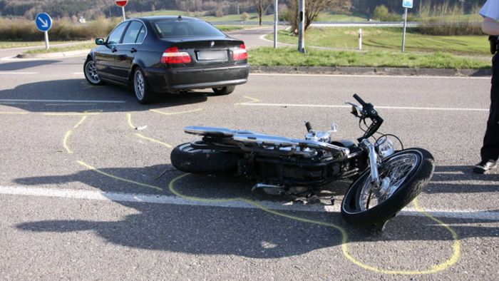 Autofahrer übersieht Biker – 39-Jähriger schwer verletzt