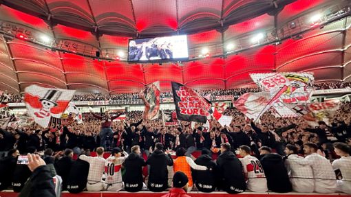 Die Mannschaft des VfB feiert mit den Fans das 3:0 gegen den FC Augsburg und die erfolgreiche erste Saisonhälfte. Foto: Pressefoto Baumann/Julia Rahn