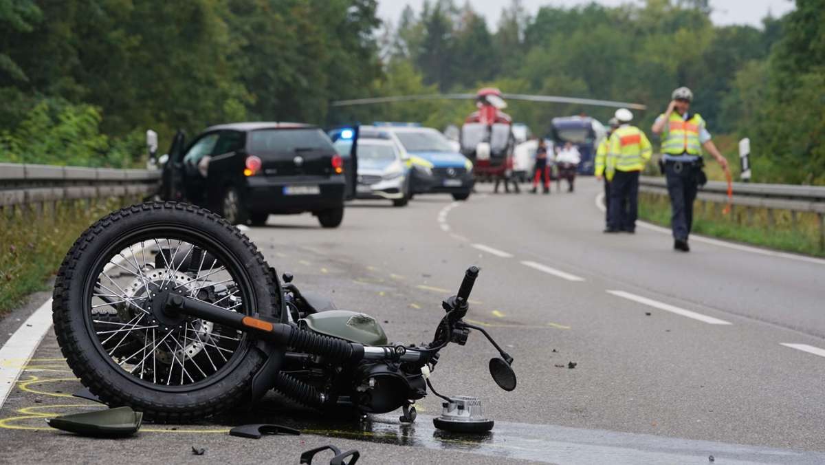 Unfall in Schwaikheim: Auto kracht mit Motorrad zusammen – Biker