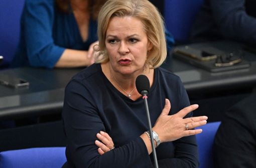 Bundesinnenministerin Nancy Faeser (SPD) will für Flüchtlinge das Kommunalwahlrecht. Foto: AFP/John  MacDougall