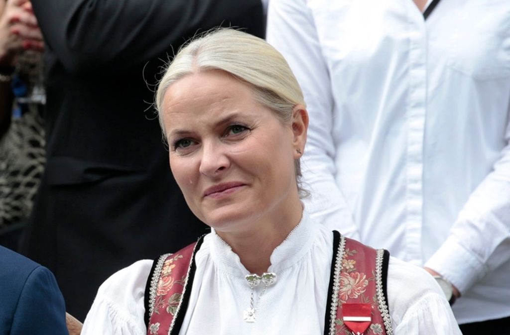 Norwegens Kronprinzessin Mette-Marit (45) leidet an einer chronischen Lungenkrankheit. Die Lungenfibrose werde ihre Arbeitskraft künftig einschränken, teilte das norwegische Königshaus mit.