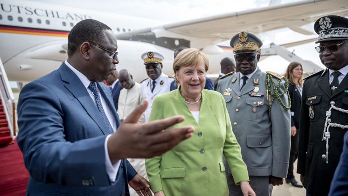 Kanzlerin im Senegal mit deutschen Schlagern empfangen
