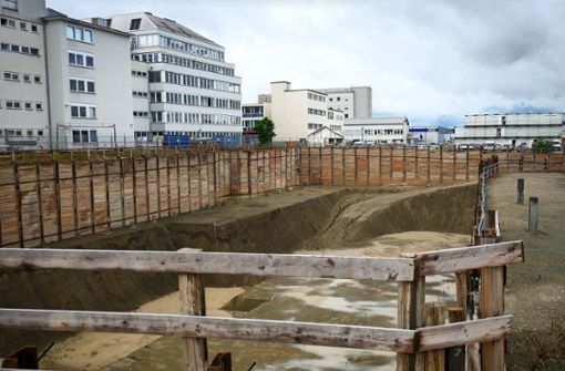 Dieses triste Bild gehört bald der Vergangenheit an. Die 15 Meter tiefe Baugrube von Bosch in der Leonberger Innenstadt wird mit Erde verfüllt. Foto: Simon Granville