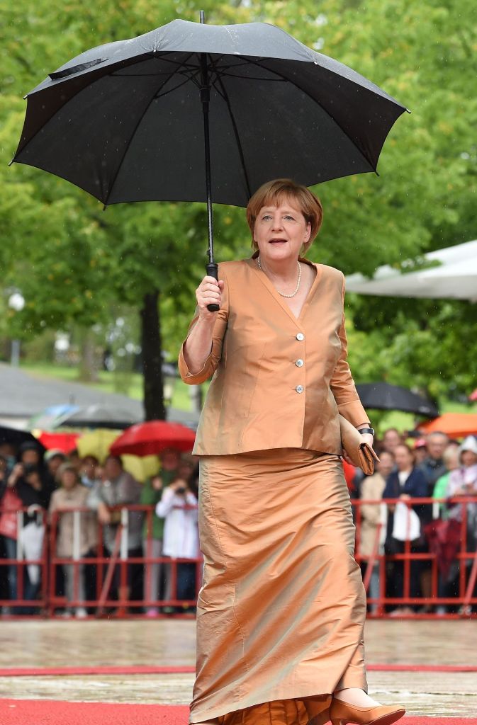 Selbst ist die Frau: Bundeskanzlerin Angela Merkel trug ihren Schirm auf dem roten Teppich selbst.