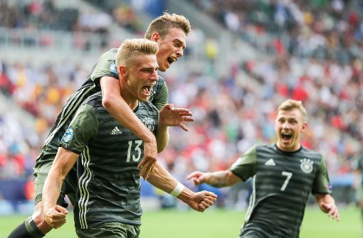 Die deutschen Spieler feiern ihren Sieg gegen England. Foto: dpa
