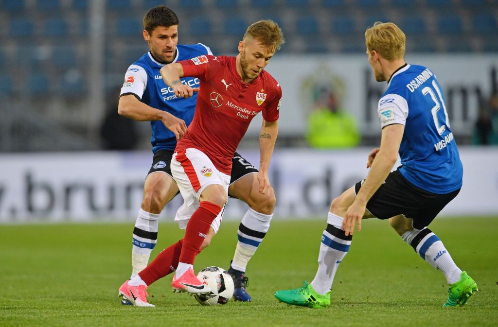 Alexandru Maxim vom VfB Stuttgart gegen zwei Bielefelder