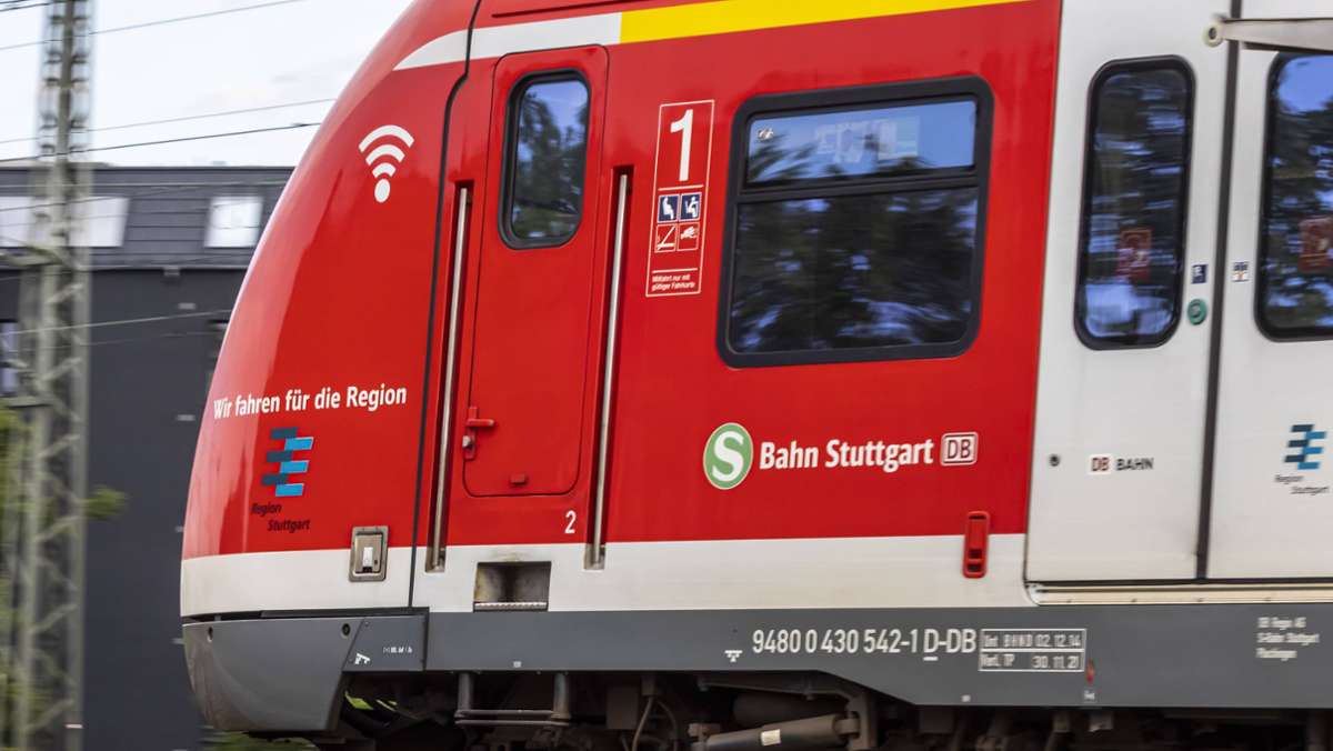 Zug von Stuttgart nach Ellwangen: Unbekannter schlägt Jugendlichen mehrfach ins Gesicht