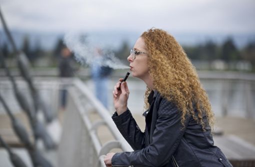 E-Zigarettenhersteller Juul hat jegliche Werbung für seine Produkte gestoppt. (Symbolbild) Foto: AP/Craig Mitchelldyer
