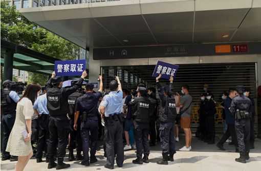 Besorgte Menschen versammelten sich im September vor dem Sitz des kriselnden Immobilienunternehmens Evergrande in Shenzhen in China. (Archivbild) Foto: AFP/NOEL CELIS