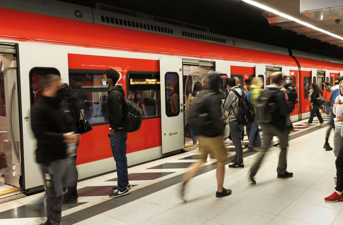 Viele S-Bahn-Fahrgäste sind  umweltbewusst – mit 100 Prozent Ökostrom kann er    aber weiterhin nicht fahren. Foto: Lg/Julian Rettig
