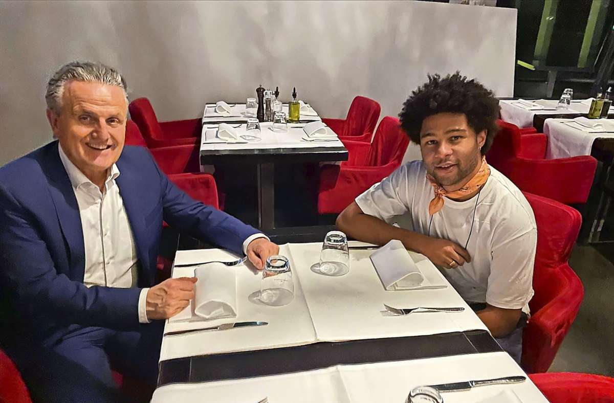 OB Frank Nopper (links) freut sich,  im Stuttgarter Restaurant La Commedia den in Stuttgart geborenen Nationalspieler Serge Gnabry zu  treffen. Foto: /Bogen