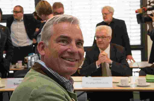 Winfried Kretschmann und Thomas Strobl (vorne) treffen sich zu Gesprächen in Stuttgart. Foto: dpa