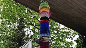 So bunt können Masten beim „Guerilla Knitting“ werden. Foto: Rebecca Stahlberg