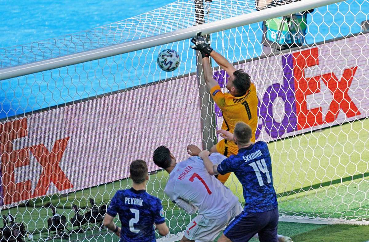 Das bislang kurioseste Eigentor der EM: Der slowakische Torhüter Martin Dubravka schlägt den Ball im Spiel gegen Spanien ins eigene Tor.