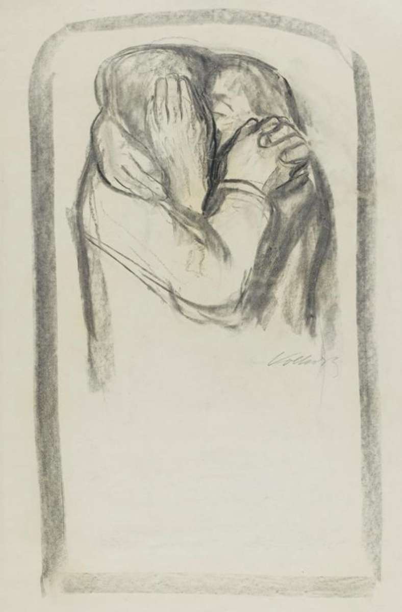 Die „Umarmung“, die Käthe Kollwitz um 1924/25 mit Kohle zeichnete, zeigt die Künstlerin, die ihren Sohn Peter fest in die Arme nimmt. Er meldete sich freiwillig zum Ersten Weltkrieg – und fiel nur wenige Tage, nachdem er ins Feld gezogen war.