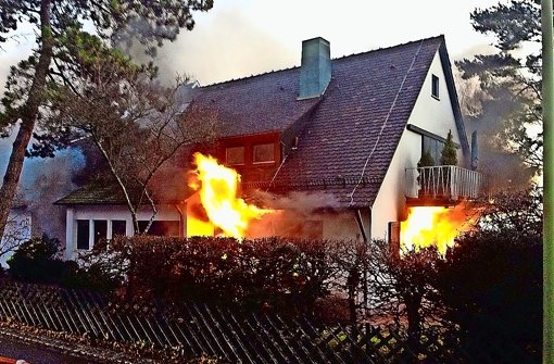 In Windeseile breitete sich das Feuer in dem Zweifamilienhaus am Dreikönigstag aus Foto: Feuerwehr Leonberg