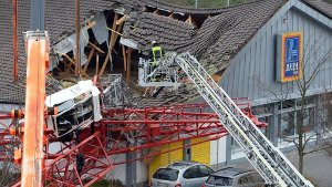 Ein Baukran ist auf einen belebten Supermarkt im hessischen Bad Homburg gestürzt. Foto: dpa