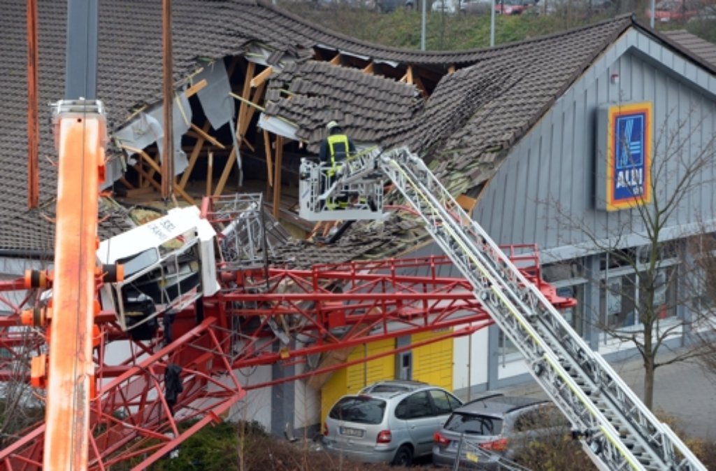 Ein Baukran ist auf einen belebten Supermarkt im hessischen Bad Homburg gestürzt.