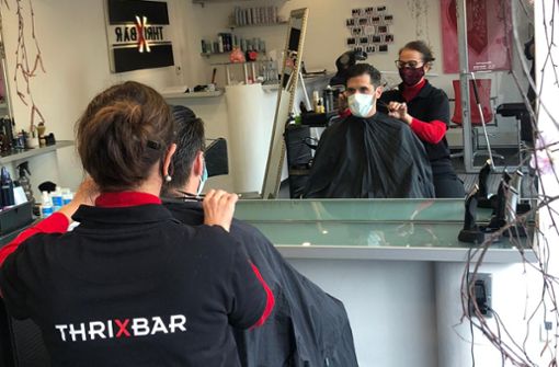 Wulla Andrikou in ihrem Salon ThrixBar in Stuttgart-Möhringen: Meine Kunden sind sensationell. Alle tolerant hinsichtlich der Hygienevorschriften und sehr froh darüber, dass sie wieder eine Frisur bekommen.