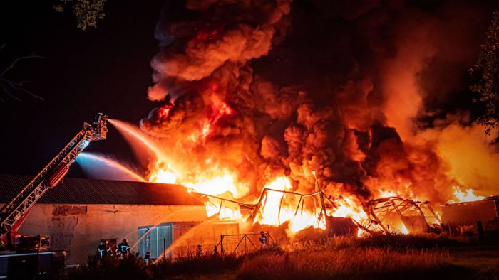 Riesige Lagerhalle geht in Flammen auf