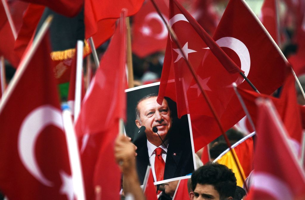 Ein Jahr nach dem Putsch in der Türkei: Kritik an der zunehmenden Willkür wehren Staatschef Recep Tayyip Erdogan und seine Anhänger mit dem Hinweis auf das demokratische Mandat des ersten direkt gewählten Präsidenten des Landes ab. Foto: dpa