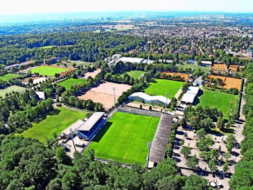 Das Gazi-Stadion hat sich im Vergleich zu dieser Luftaufnahme von 2012 stark verändert. Bald könnte sich auch  auf dem Tennenplatz der TSG Stuttgart etwas tun. Foto: Archiv Ott
