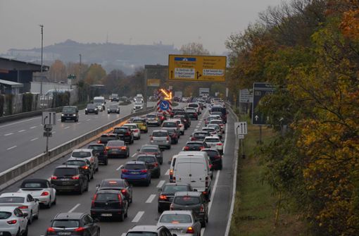 Wieder mal Stau vor Stuttgart:  Die Verkehrssteuerung in der Landeshauptstadt und darum herum soll besser werden. Foto: Fotoagentur-Stuttgart/Andreas Rosar