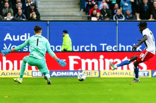 Bakery Jatta trifft gegen den VfB Stuttgart zum zwischenzeitlichen 2:0. Gregor Kobel kann nichts mehr machen. Foto: dpa/Frank Molter