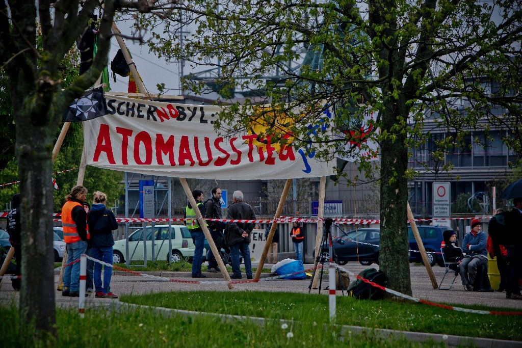 Castor-Gegner haben am frühen Montagmorgen die Hauptzufahrt des Atomkraftwerks Neckarwestheim blockiert. Mit ihrer Aktion wollten sie für das sofortige Abschalten des Atomkraftwerks und den Atomausstieg kämpfen.