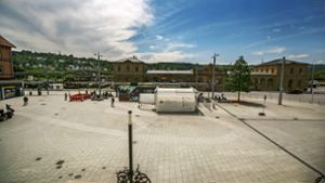 Auf dem Esslinger Bahnhofsvorplatz  steigen viele Bewohner der Stadtteile  RSKN um.  Sie wünschen sich daher ein ansprechenderes und sicheres Ambiente. Foto: Roberto Bulgrin