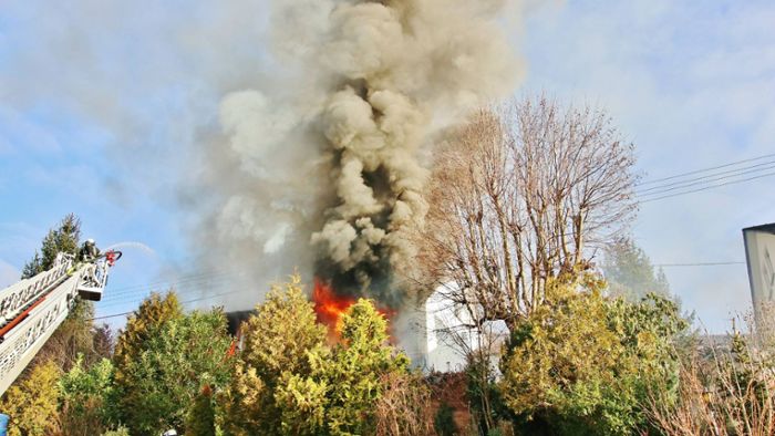 Wohnhaus nach Brand einsturzgefährdet