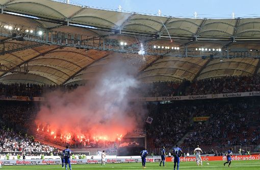 KSC-Fans zünden während des Spiels in Stuttgart zahlreiche Feuerwerkskörper. Foto: Pressefoto Baumann