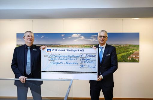 Hans-Peter Buhl und Jürgen Schiller (rechts) mit dem Spendenscheck. Foto: Lichtgut/Julian Rettig