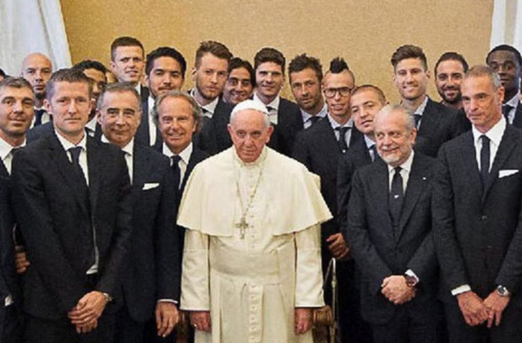 Ganz nah dran am Papst: Mario Gomez stand bei der Privataudienz direkt hinter Franziskus.