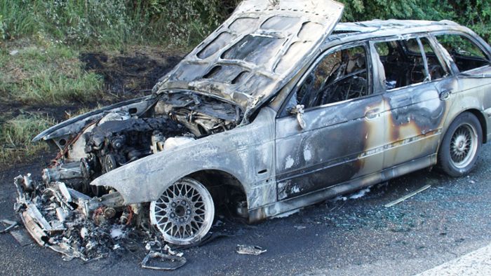 BMW brennt auf Autobahn vollständig aus