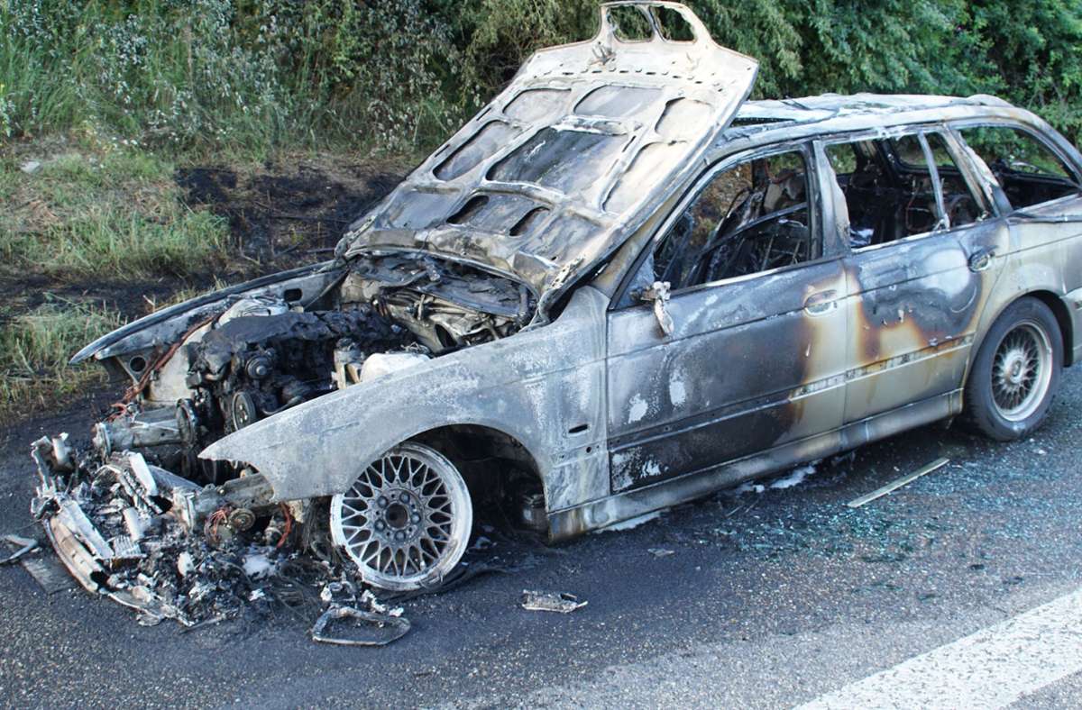 Auf der A8 bei Pforzheim ist ein BMW am Sonntag vollständig ausgebrannt.