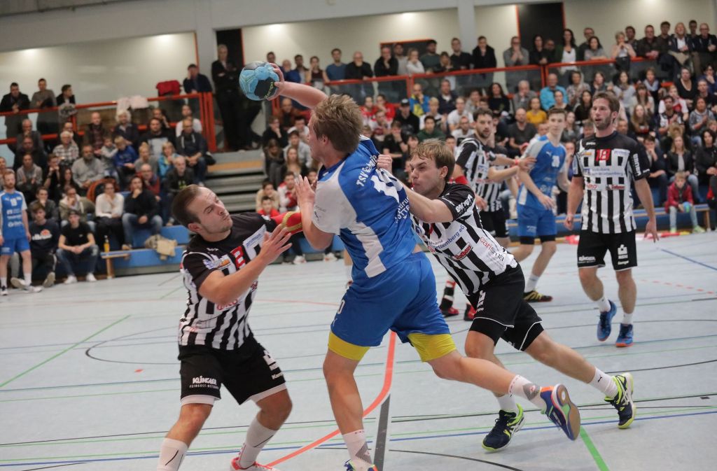 Die Handballer des TSV Schmiden um Simon Junker  versuchen sich wie ihre Konkurrenten des SV Fellbach aus allen Lagen am Torerfolg.
