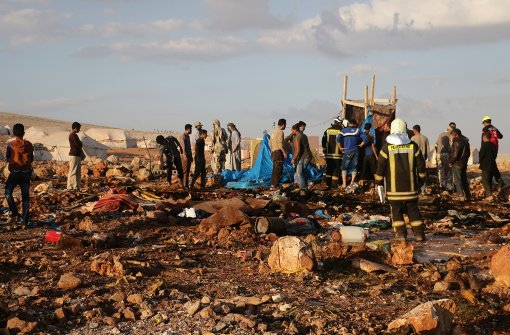 Aufräumarbeiten nach dem Angriff auf das syrische Flüchtlingslager Kammuna. Foto: Anadolu