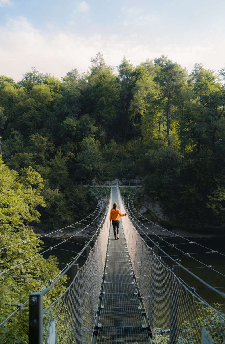 Die Hängebrücke am Fürstlichen Park in Inzigkofen (Kreis Sigmaringen) ist längst zum Geheimtipp bei Wanderfreunden geworden. Als Teil eines Premiumwanderwegs führt sie über die Donau zum Amalienfelsen und zur Teufelsbrücke. Auch sie kann kostenlos begangen werden, allerdings: Auch dieser schmale Steg schwankt mitunter heftig.
