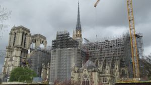 Ein Gerüst mit mehr als 90 Metern Höhe verdeckt die Sicht auf die Kathedrale. Zur Olympia-Eröffnung soll davon nicht mehr viel zu sehen sein. Foto: Sabine Glaubitz/dpa