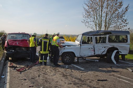 Ein Bild der Zerstörung offenbarte sich den Rettungkräften nach einem schweren Unfall bei Pleidelsheim. Foto: www.7aktuell.de | Karsten Schmalz
