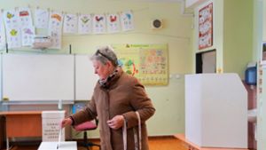 Eine Frau gibt ihre Stimme bei den Präsidentschaftswahlen in der Slowakei ab. Foto: Petr David Josek/AP/dpa