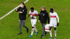 Orel Mangala (2.v.l.) vom VfB Stuttgart musste verletzt raus. Foto: imago images/Wolfgang Frank