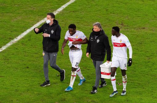 Orel Mangala (2.v.l.) vom VfB Stuttgart musste verletzt raus. Foto: imago images/Wolfgang Frank