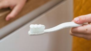 Durch seine Deckkraft verleiht Titandioxid Zahncreme ein strahlendes Weiß. (Symbolfoto) Foto: imago images/Addictive Stock