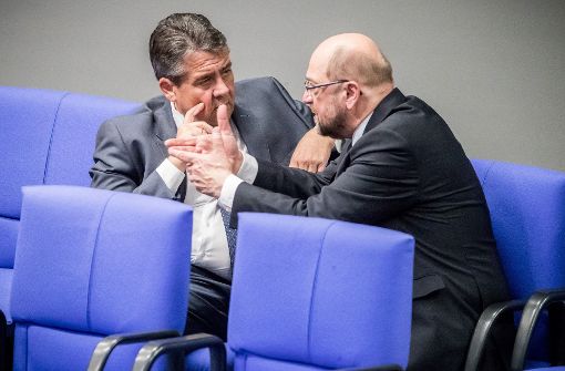 SPD-Parteichef Martin Schulz (rechts) und Außenminister Sigmar Gabriel im Bundestag: Wohin steuert die SPD? Foto: dpa
