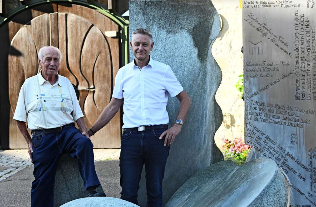Rudolf Vayhinger und Jürgen Schindler vor der ehemaligen Zehntscheuer in Poppenweiler