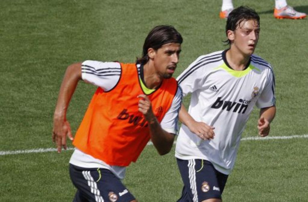 Sami Khedira (links) und Mesut Özil sind ganz neu bei Real Madrid und haben Startschwierigkeiten. Foto: dpa