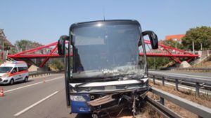 Der Reisebus war auf der A73 unterwegs, als er von einer Geisterfahrerin gerammt wurde. Foto: dpa