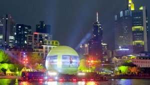 Ein riesiger Fußball stand im Mittelpunkt der WM-Eröffnungsfeier in Frankfurt am Main. Foto: dpa
